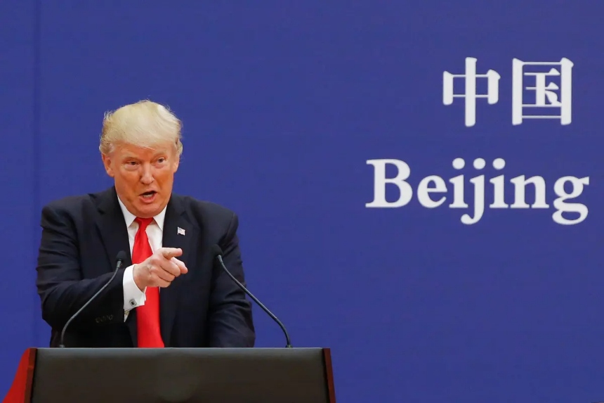 El presidente de Estados Unidos, Donald Trump, y el líder chino, Xi Jinping (por fuera de la imagen), hablan con líderes empresariales en el Gran Salón del Pueblo de Beijing, el 9 de noviembre de 2017. (Thomas Peter-Pool/Getty Images)