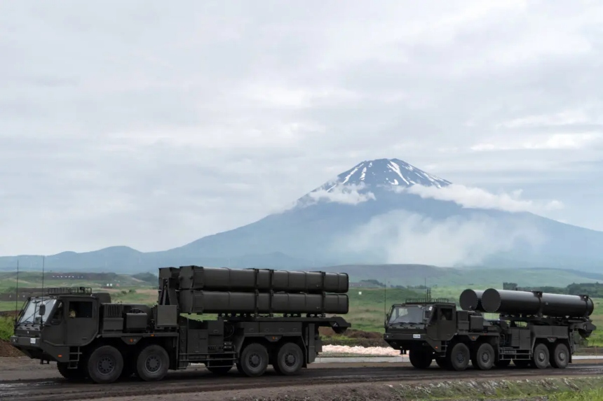 Misiles tierra-mar (izquierda) transportados frente al monte Fuji durante un ejercicio de fuego real de la Fuerza Terrestre de Autodefensa de Japón en la zona de maniobras de Fuji Este, en Gotemba, prefectura de Shizuoka, Japón, el 8 de junio de 2025. (Tomohiro Ohsumi/Getty Images)