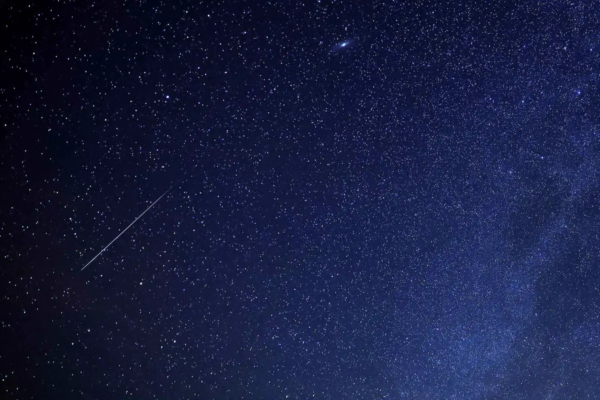 Un meteoro Gemínida se quema en el cielo sobre el desierto de al-Abrak, al norte de Kuwait, el 15 de diciembre de 2023. (YASSER AL-ZAYYAT/AFP a través de Getty Images).