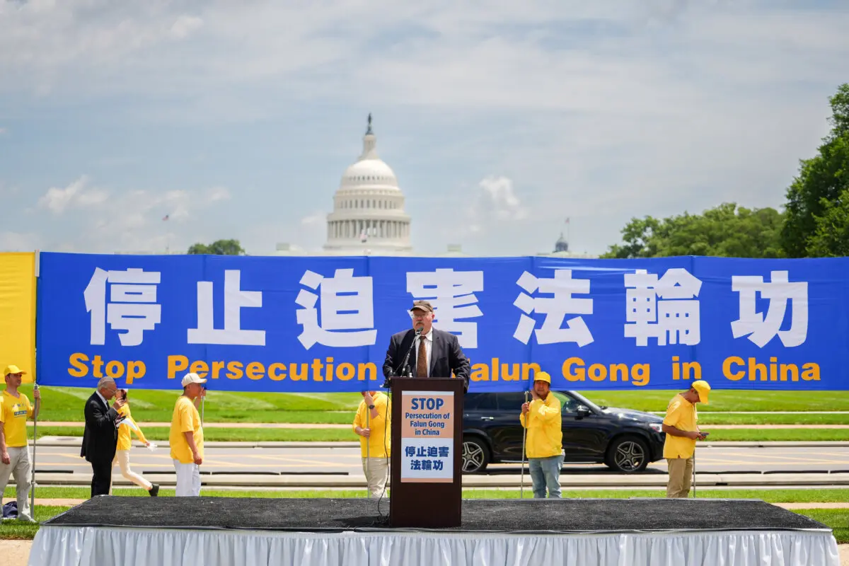Rick Fisher, miembro senior del Centro Internacional de Evaluación y Estrategia, habla durante una manifestación de Falun Dafa en la que se pide el fin de los 26 años de persecución del Partido Comunista Chino a Falun Gong en China, en el National Mall de Washington, el 17 de julio de 2025. (Madalina Kilroy/The Epoch Times)