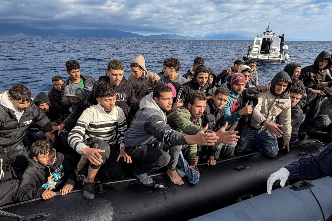 <em>Migrantes que intentaban cruzar el mar Mediterráneo reaccionan sentados en una balsa neumática tras ser rescatados por la Guardia Costera griega frente a la costa sur de la isla de Creta, el 18 de noviembre de 2025. (Foto de Eleftherios Elis MITZA/AFP vía Getty Images)</em>