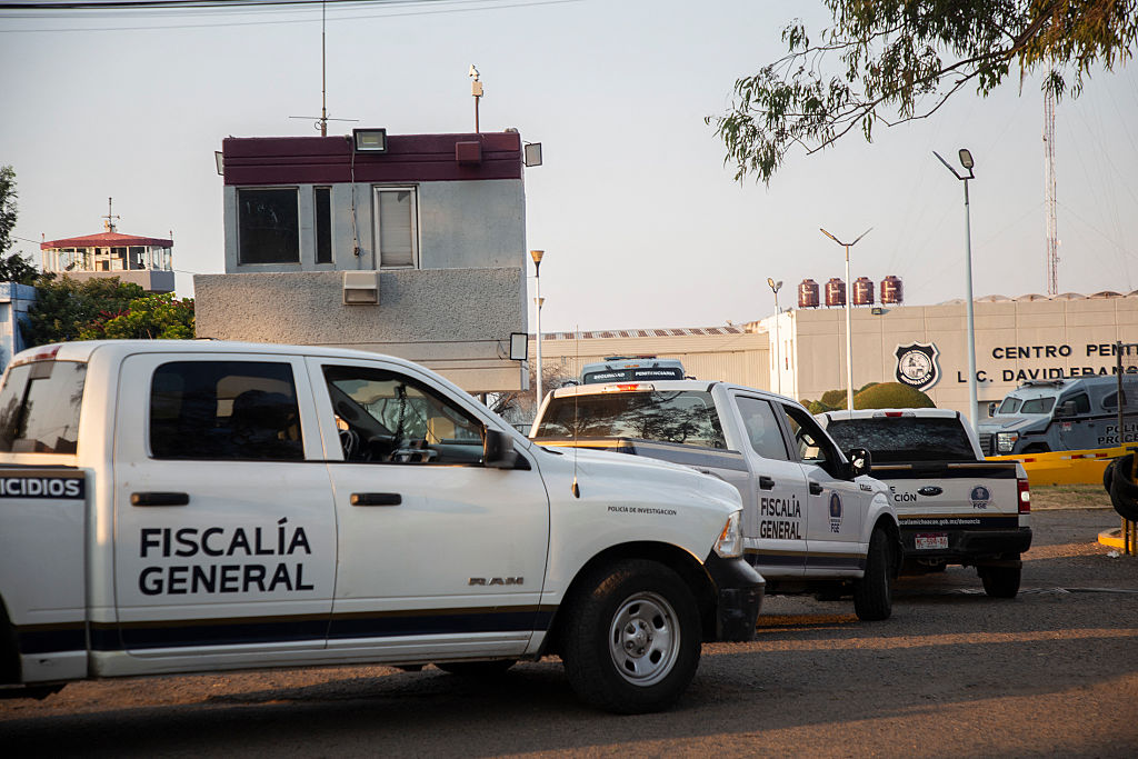 El convoy que transportaba a siete policías municipales detenidos tras el asesinato del alcalde Carlos Manzo llega al Centro de Rehabilitación Social David Franco Rodríguez en Uruapan, estado de Michoacán, México, el 21 de noviembre de 2025. (ENRIQUE CASTRO / AFP vía Getty Images)