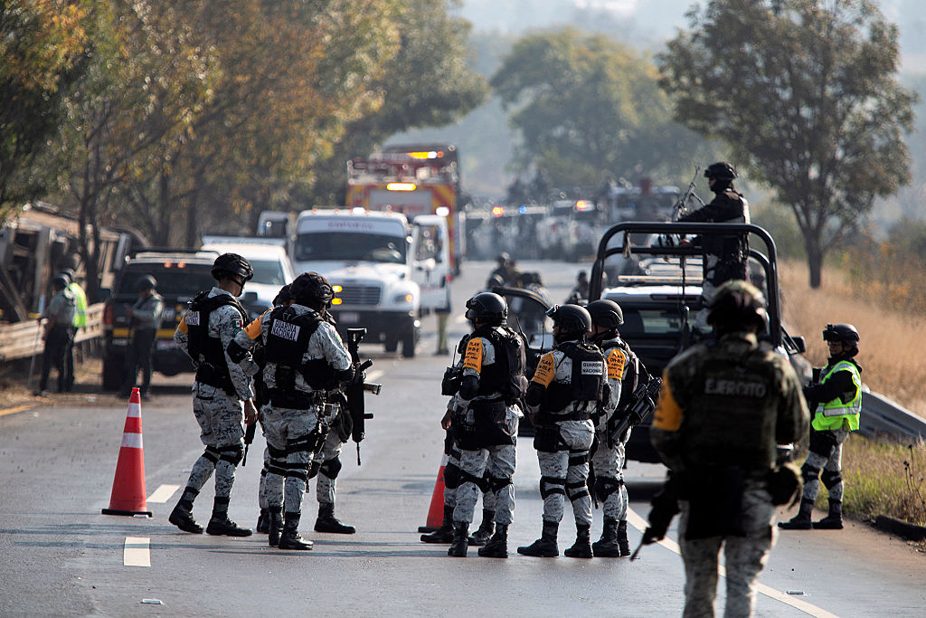 Personal de emergencia, junto con personal de la Fiscalía General del Estado de Michoacán, la Guardia Nacional y el Ejército, trabaja en el lugar de un accidente de autobús en la carretera Morelia-Pátzcuaro, cerca de la comunidad de Tiripetio, Michoacán, México, el 22 de noviembre de 2025. Un autobús turístico se estrelló y volcó, dejando al menos 10 muertos y más de 20 heridos, informaron las autoridades. (Foto de ENRIQUE CASTRO / AFP vía Getty Images)