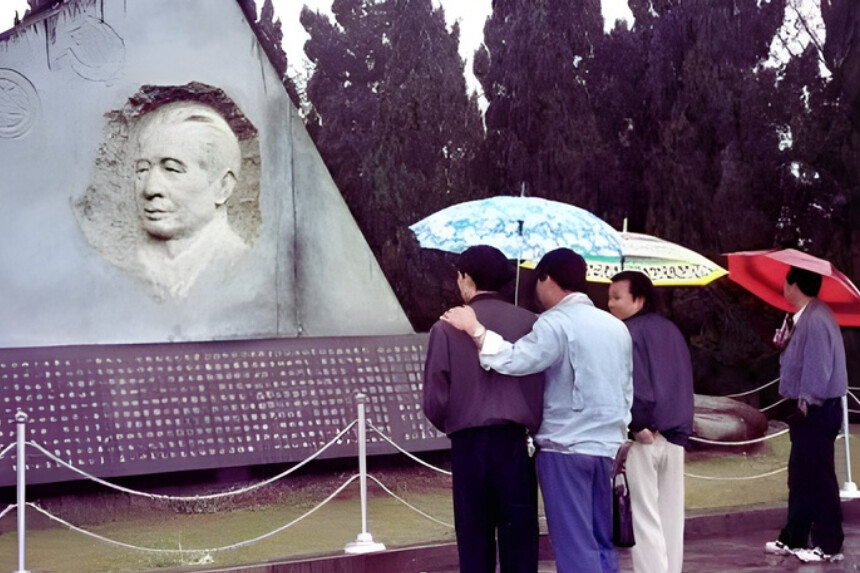 Gente reunida ante la tumba del antiguo líder reformista del Partido Comunista Hu Yaobang en Gongqing, provincia de Jiangxi, en la víspera del décimo aniversario de su muerte en 1999. (AFP/Getty Images)