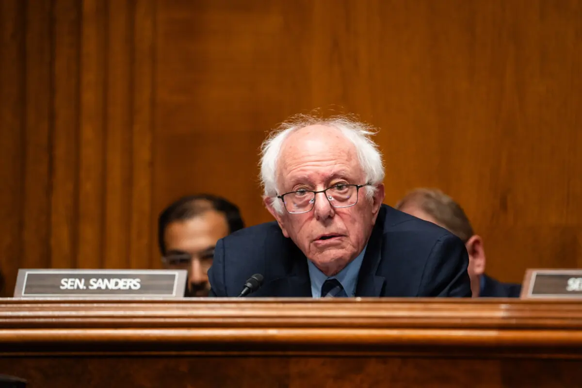 <em>El senador Bernie Sanders (I-Vt.) habla durante una audiencia en el Capitolio en Washington el 14 de mayo de 2025. (Madalina Vasiliu/The Epoch Times)</em>