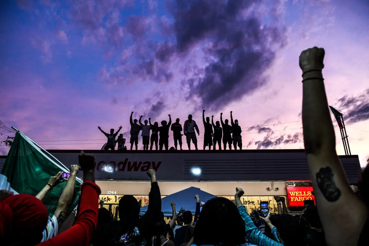 <em>Manifestantes levantan las manos y gritan consignas en respuesta a la muerte de George Floyd bajo custodia policial, en Minneapolis, Minnesota, el 2 de junio de 2020. (Chandan Khanna/AFP vía Getty Images)</em>
