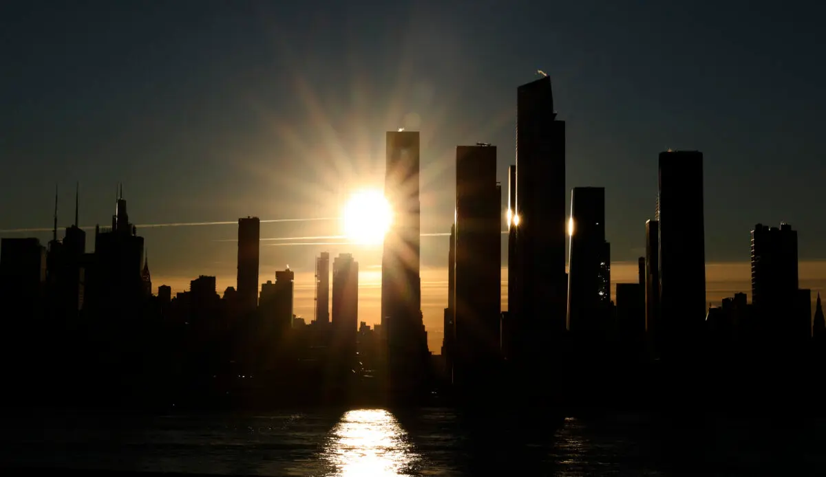 <em>Vista del centro de Manhattan al amanecer el 7 de noviembre de 2025 en la ciudad de Nueva York. (Timothy A. Clary/AFP vía Getty Images)</em>