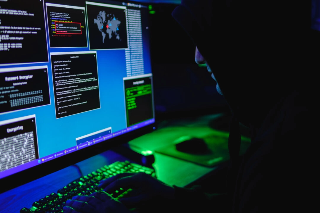 <em>En esta ilustración fotográfica, un hacker teclea en un ordenador el 13 de mayo de 2025. (Oleksii Pydsosonnii/The Epoch Times)</em>