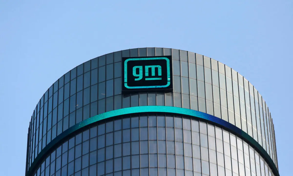 <em>El logotipo de GM en la fachada de la sede de General Motors en Detroit, Michigan, el 16 de marzo de 2021. (Reuters/Rebecca Cook/Foto de archivo)</em>