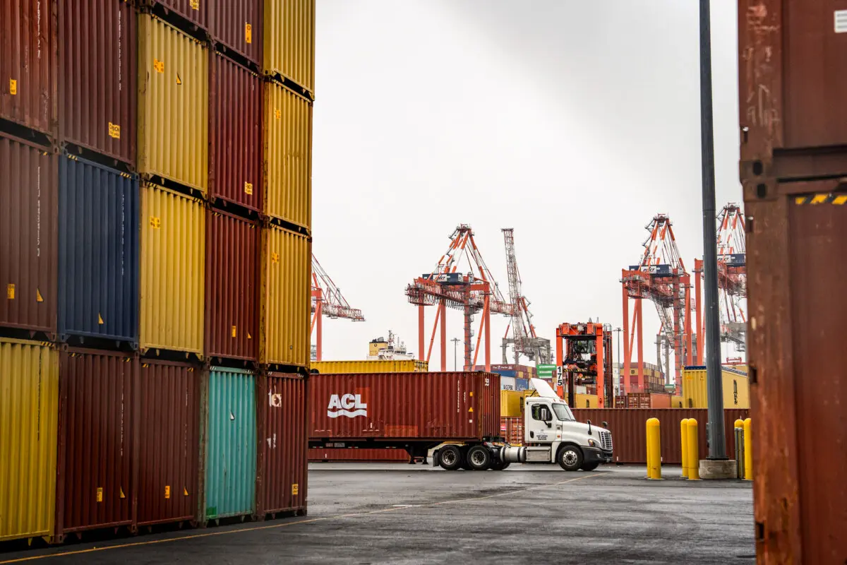 <em>Un camión que transporta un contenedor de carga en la terminal de contenedores del puerto de Newark, en Newark, Nueva Jersey, el 10 de abril de 2025. (Samira Bouaou/The Epoch Times)</em>