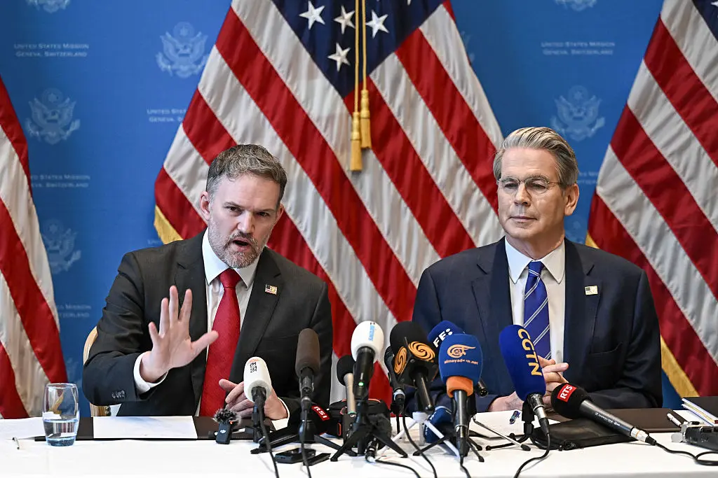 El secretario del Tesoro de EE. UU., Scott Bessent (Der), y el representante comercial Jamieson Greer celebran una rueda de prensa en Ginebra, Suiza, el 12 de mayo de 2025. (Fabrice Coffrini/AFP a través de Getty Images)