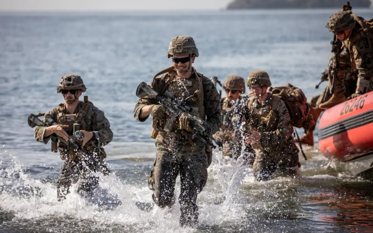Los marines estadounidenses realizan un ejercicio de asalto anfibio en Chaguaramas, Trinidad y Tobago, el 7 de mayo de 2025. (Foto del Ejército de Estados Unidos tomada por el sargento John Russell).
