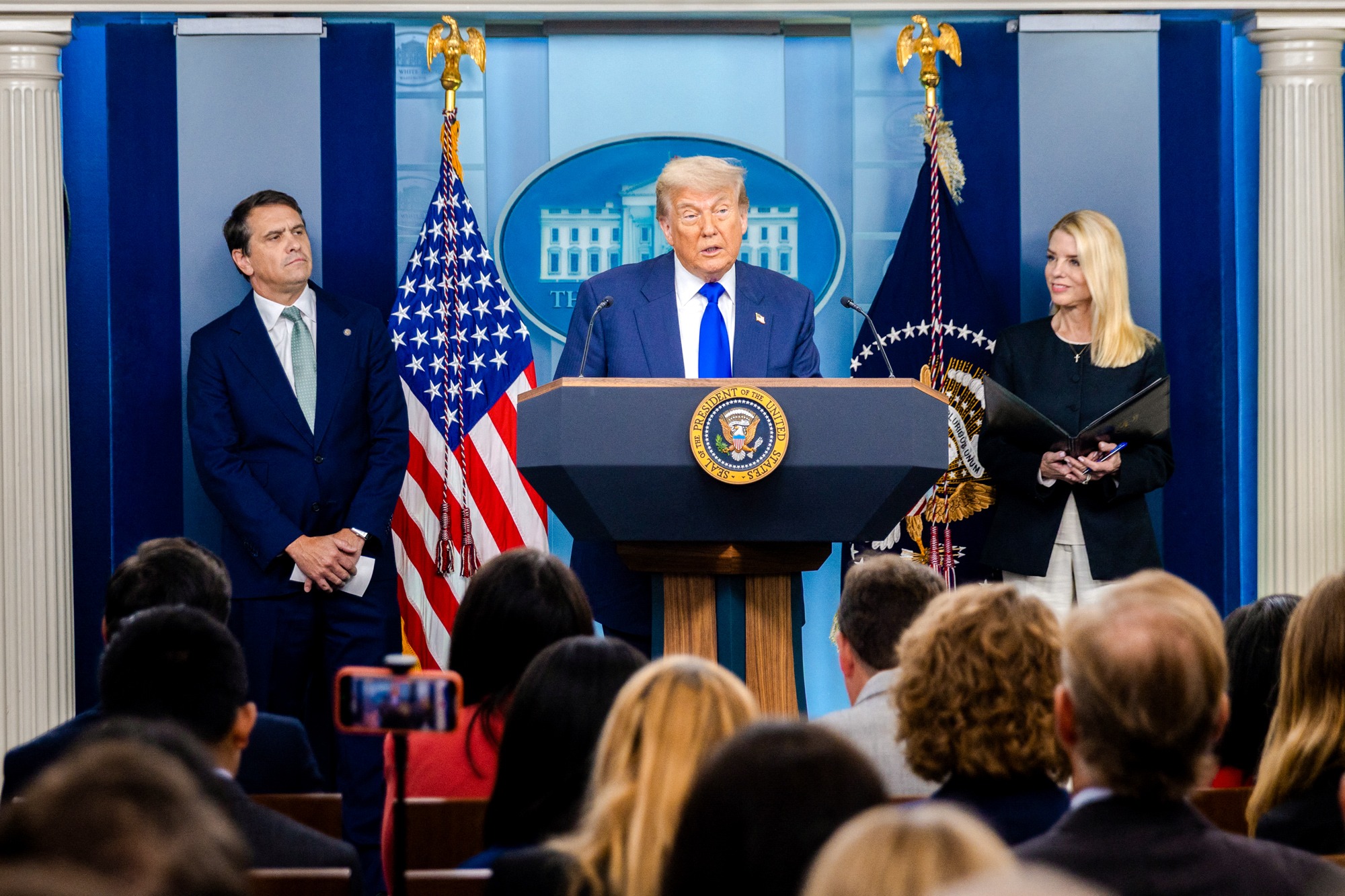 El presidente Donald Trump habla durante una rueda de prensa en la sala James S. Brady Briefing Room de la Casa Blanca el 27 de junio de 2025. (Mehmet Eser/Middle East Images/AFP vía Getty Images).