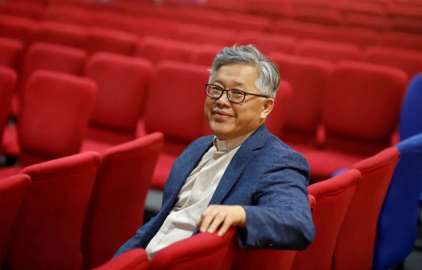 El pastor principal de la iglesia Zion en Beijing, Jin Mingri, posa para las fotos en la sala de congregación de la iglesia protestante "doméstica" no oficial, en Beijing, el 28 de agosto de 2018. (Thomas Peter/Reuters)