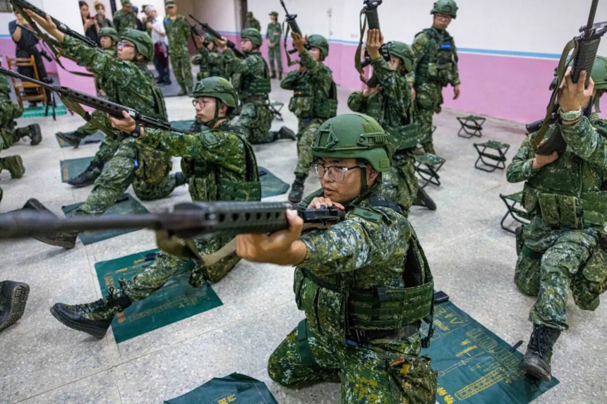 Los reservistas se unen a un entrenamiento antes del 41.° ejercicio militar anual Han Kuang, en Miaoli, Taiwán, el 9 de julio de 2025. (Annabelle Chih/Getty Images)