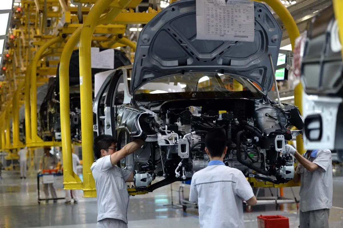 Trabajadores chinos de la cadena de montaje de la planta de FAW-Volkswagen en Chengdu, al suroeste de la provincia de Sichuan, China, el 6 de julio de 2014. (Goh Chai Hin/AFP a través de Getty Images).