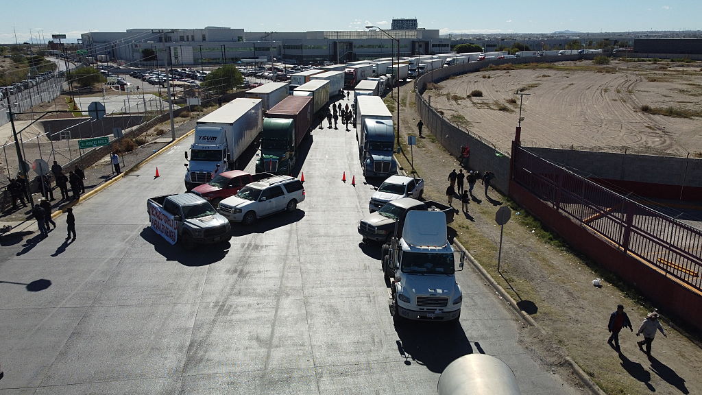 Vista aérea muestra una fila de camiones que transportan productos de exportación a Estados Unidos durante el paro nacional de agricultores en el Puente Internacional Zaragoza-Ysleta en Ciudad Juárez, estado de Chihuahua, México, el 24 de noviembre de 2025. (Foto de HERIKA MARTINEZ / AFP vía Getty Images)