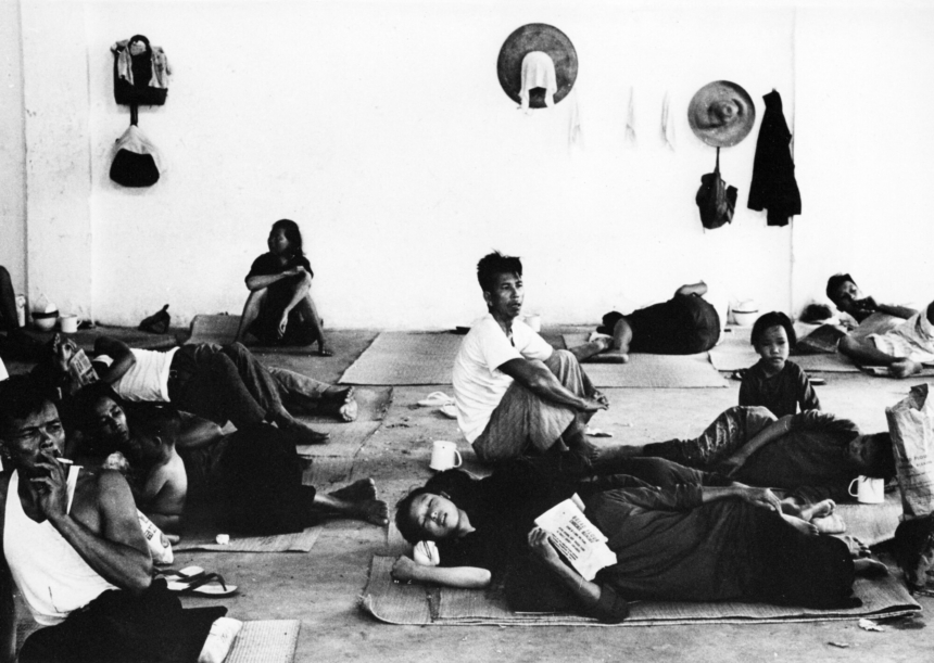 Foto tomada en mayo de 1962 que muestra a refugiados chinos en un refugio provisional en Hong Kong. (AFP via Getty Images)