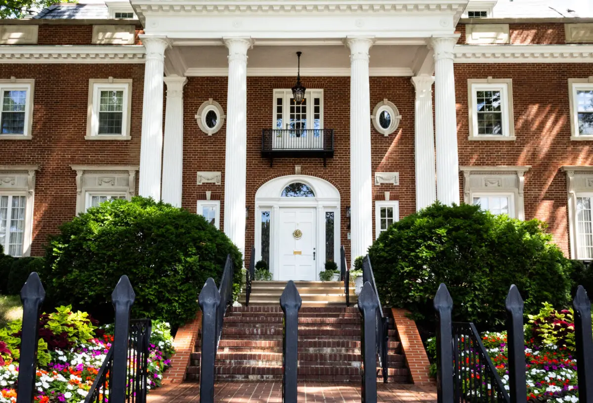 <em>La mansión del gobernador de Virginia Occidental en Charleston, Virginia Occidental, el 28 de agosto de 2025. (John Fredricks/The Epoch Times)</em>