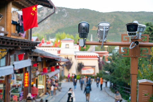 <em>Cámaras de seguridad CCTV vistas en China (Getty Images)</em>