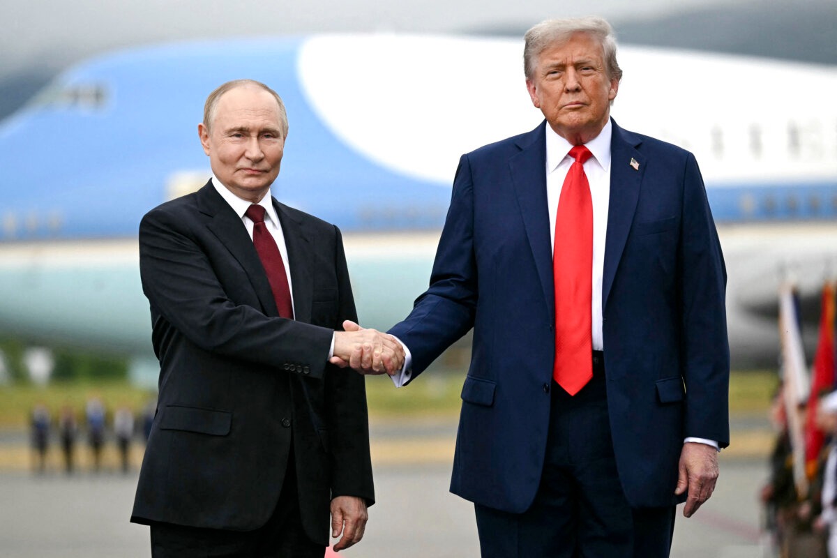 El presidente de Estados Unidos, Donald Trump (derecha), saluda al presidente ruso, Vladimir Putin (izquierda), en la pista de aterrizaje tras su llegada a la Base Conjunta Elmendorf-Richardson en Anchorage, Alaska, el 15 de agosto de 2025. (Andrew Caballero-Reynolds/AFP a través de Getty Images).