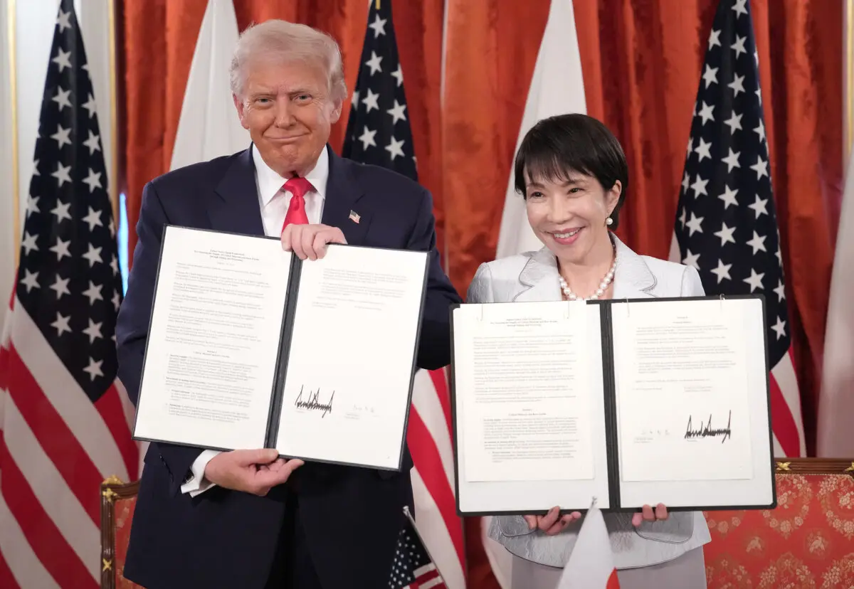 <em>El presidente Donald Trump y la primera ministra japonesa, Sanae Takaichi, sostienen documentos firmados para un acuerdo crucial sobre minerales y tierras raras con Japón durante una reunión en el Palacio de Akasaka en Tokio, el 28 de octubre de 2025. (Andrew Harnik/Getty Images)</em>