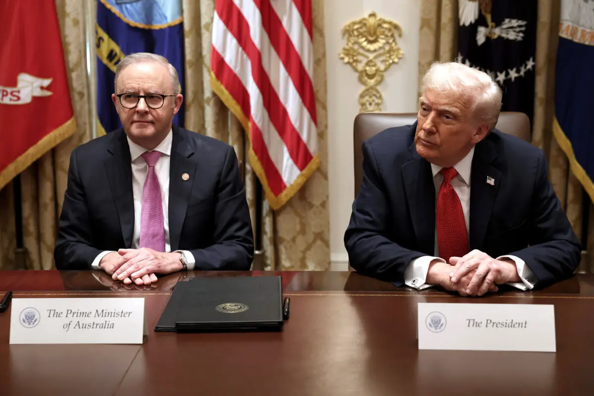 <em>El primer ministro australiano, Anthony Albanese (izq.), y el presidente estadounidense, Donald Trump, hablan con periodistas durante una reunión bilateral en la Sala del Gabinete de la Casa Blanca en Washington el 20 de octubre de 2025. (Anna Moneymaker/Getty Images)</em>