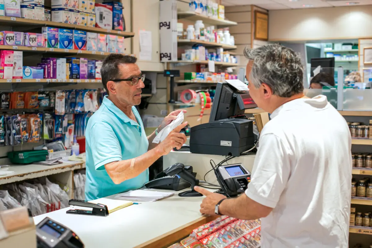 <em>Un vendedor ayuda a un hombre con sus medicamentos recetados en una farmacia de la ciudad de Nueva York el 18 de junio de 2014. (Benjamín Chasteen/The Epoch times)</em>