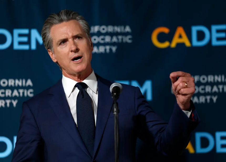 El gobernador de California, Gavin Newsom, habla durante una reunión celebrada la noche de las elecciones en la sede del Partido Demócrata de California el 4 de noviembre de 2025 en Sacramento, California. Newsom dijo que apoyaba a David Huerta tras su detención por obstrucción a los agentes federales, y lo calificó como un "líder respetado". (Justin Sullivan/Getty Images)