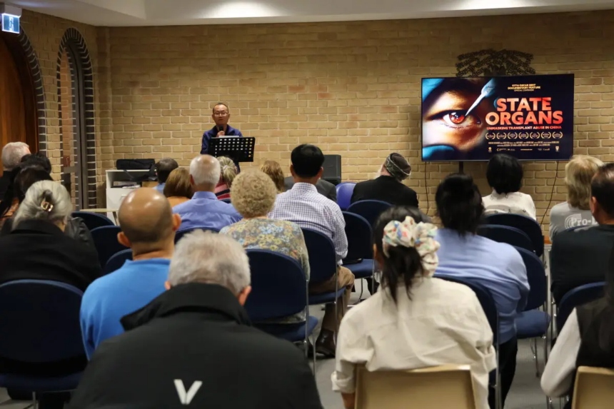 Samuel Liu se dirige al público tras la proyección del documental Órganos de Estado en la iglesia católica Holy Family de Sídney, Australia, el 22 de noviembre de 2025. (Cortesía de NTD)