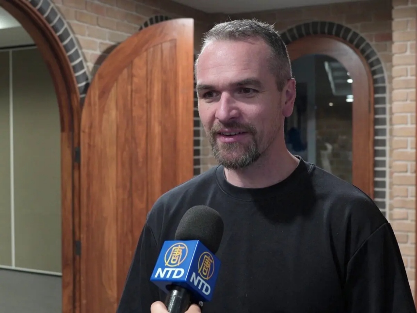 Mike Hopwood dijo que ver el documental fue impactante y revelador. (Cortesía de NTD)