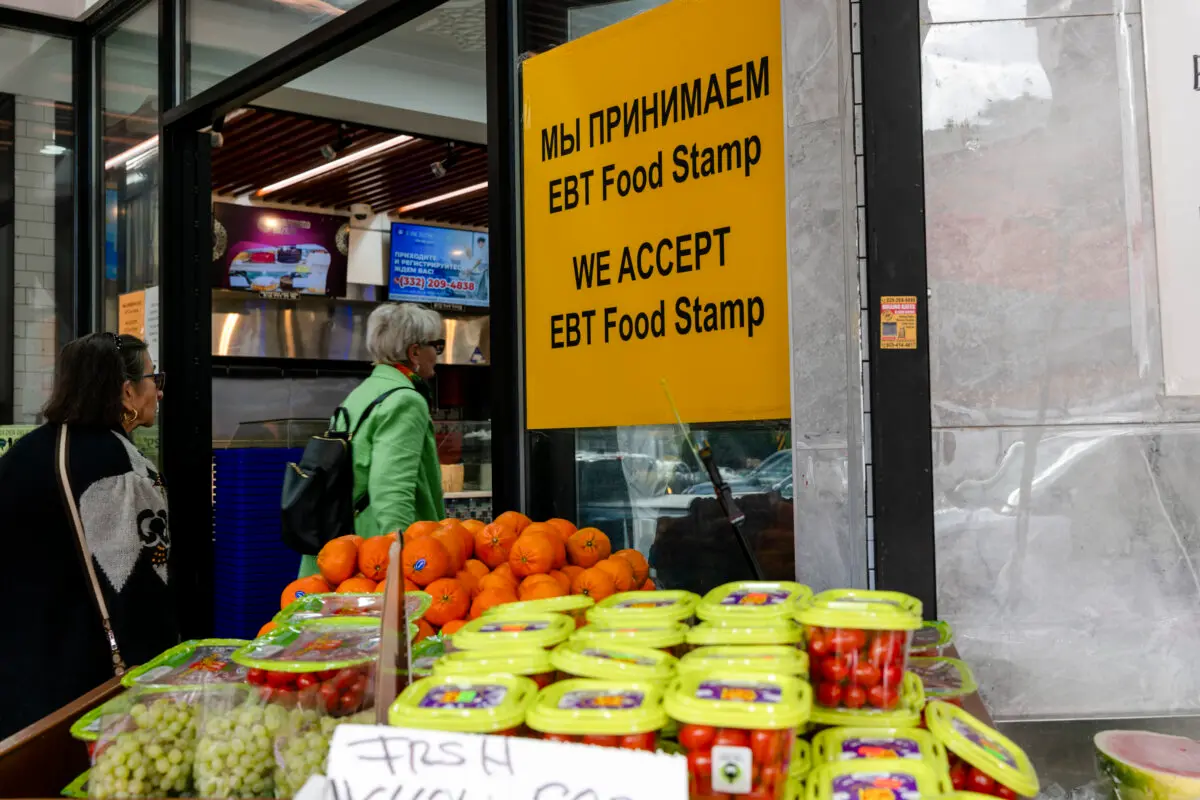 Personas comprando alimentos en una tienda que acepta cupones de alimentos en la ciudad de Nueva York, en una fotografía de archivo sin fecha. (Spencer Platt/Getty Images).