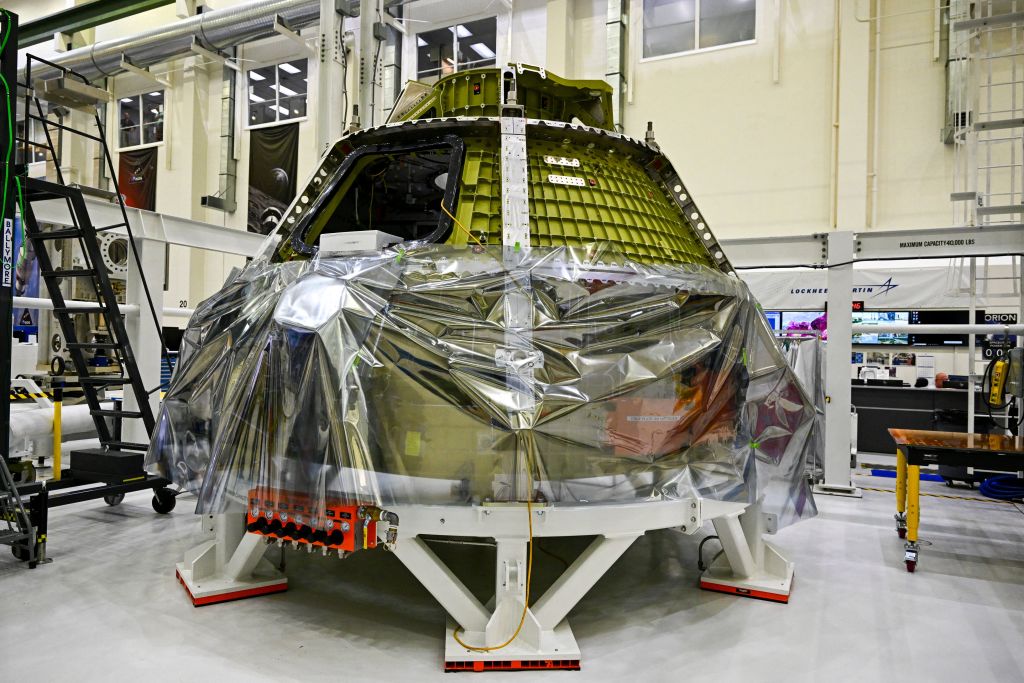 El módulo de la tripulación del Artemis III se ve en el interior del Edificio de Operaciones y Comprobación Neil Armstrong en el Centro Espacial Kennedy en Cabo Cañaveral, Florida, el 8 de agosto de 2023. (CHANDAN KHANNA/AFP vía Getty Images)