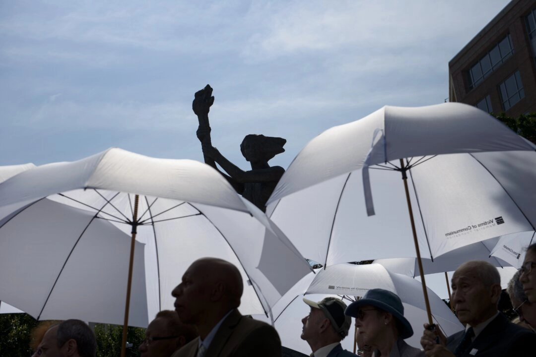 <em>La gente escucha durante un evento junto al monumento conmemorativo a las víctimas del comunismo en Washington el 12 de junio de 2015. (Brendan Smialowski/AFP vía Getty Images)</em>