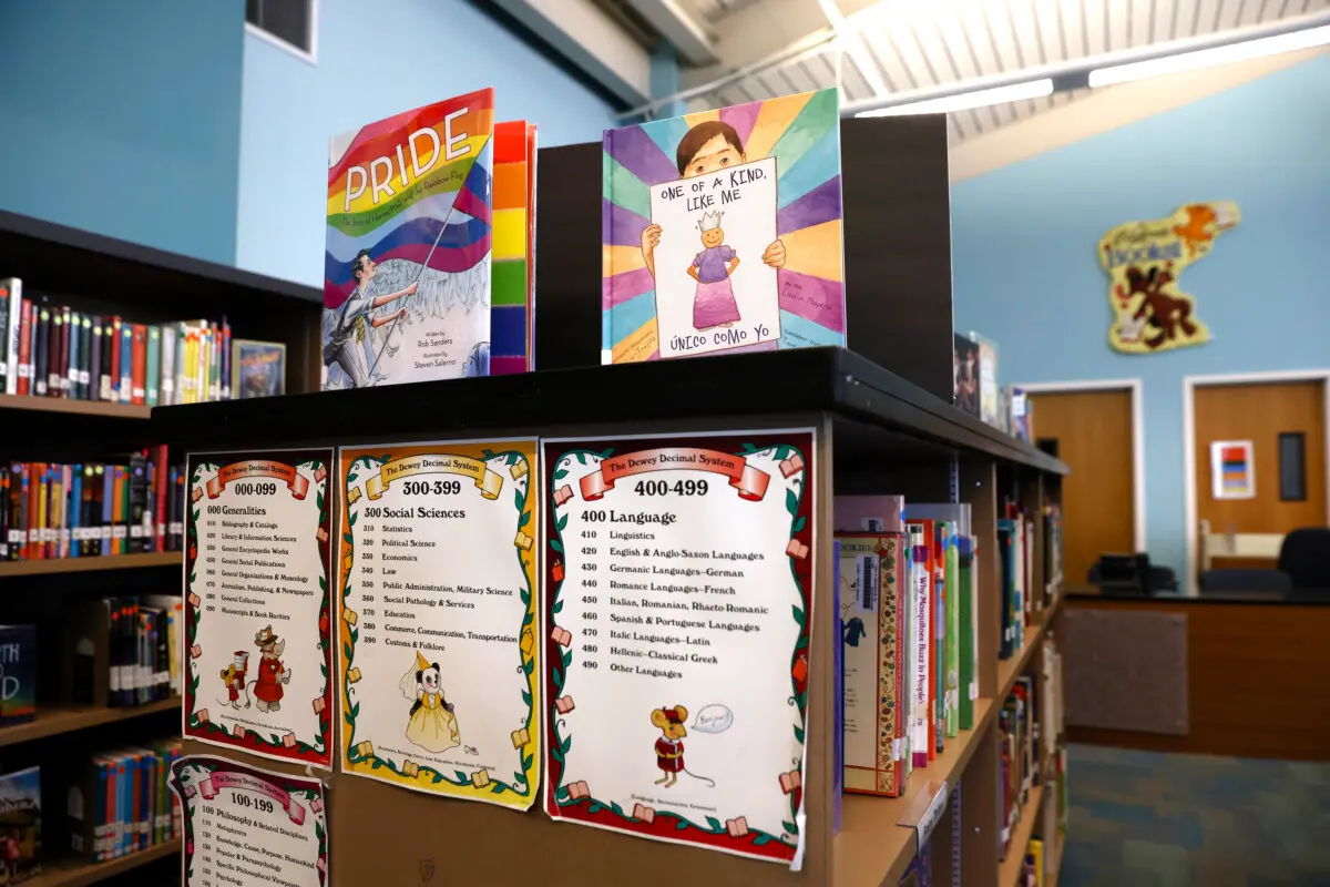 <em>Libros LGBT recién donados se exhiben en la biblioteca de una escuela en Richmond, California, el 17 de mayo de 2022. (Justin Sullivan/Getty Images)</em>