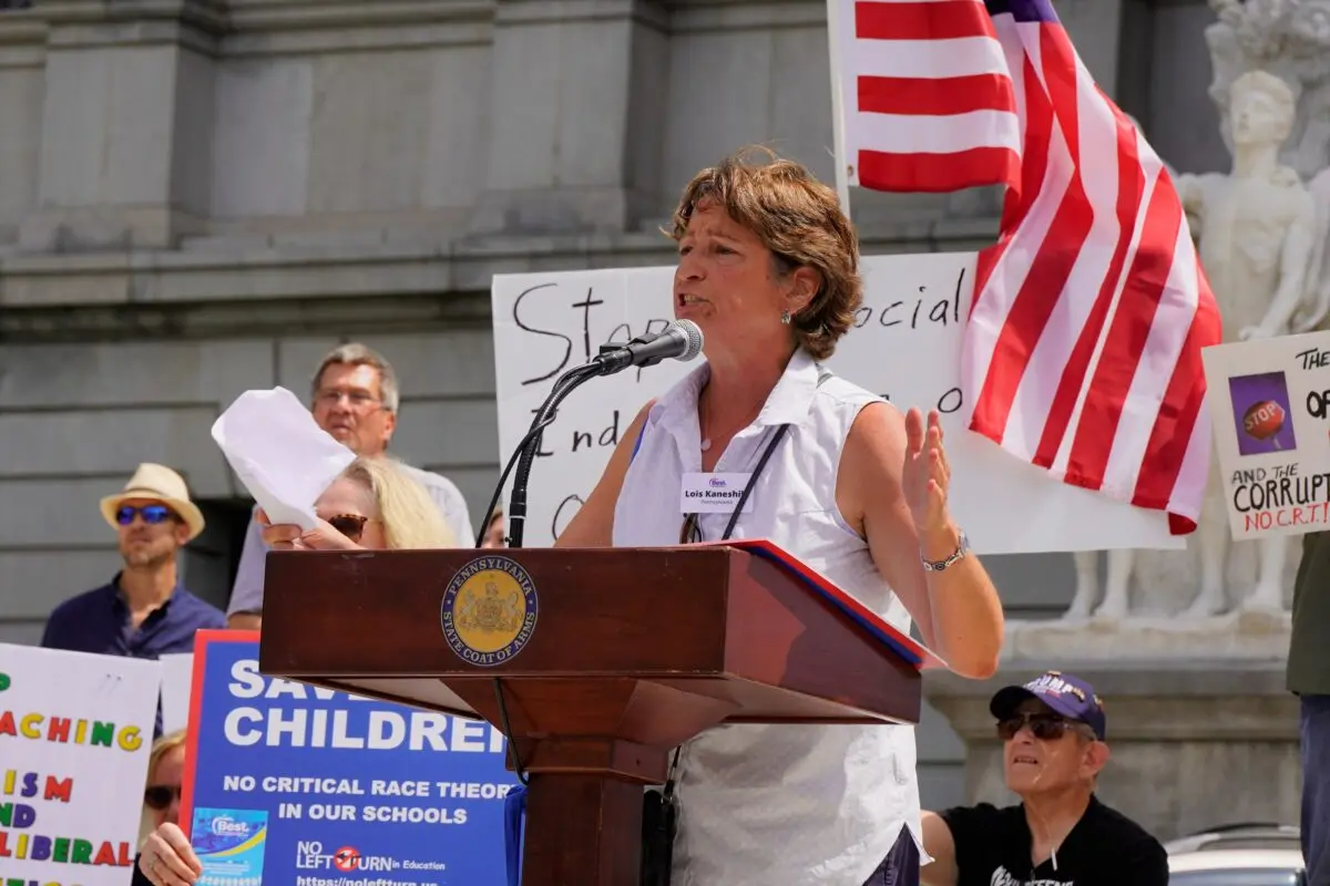 <em>Lois Kaneshiki, junto con el grupo Stop Common Core, CRT y Action Civics en Pensilvania, realiza una manifestación en el Capitolio en Harrisburg, Pensilvania, el 14 de julio de 2021. (Steve Wen/The Epoch Times)</em>