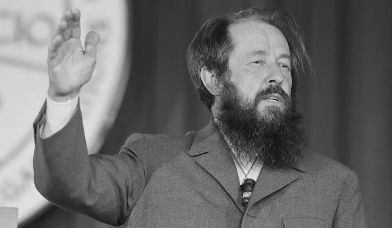 <em>Por cada Aleksandr Solzhenitsyn, hubo decenas de escritores soviéticos que se inclinaban ante el Kremlin. Solzhenitsyn en 1975. (Biblioteca del Congreso)</em>