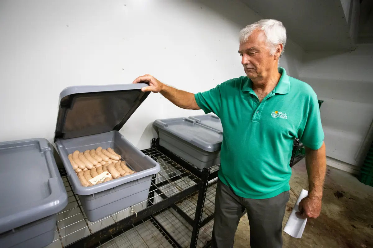 El granjero Ben Simmons observa la carne fresca en su granja de Petal, Misisipi, el 24 de septiembre de 2025. (John Fredricks/The Epoch Times)