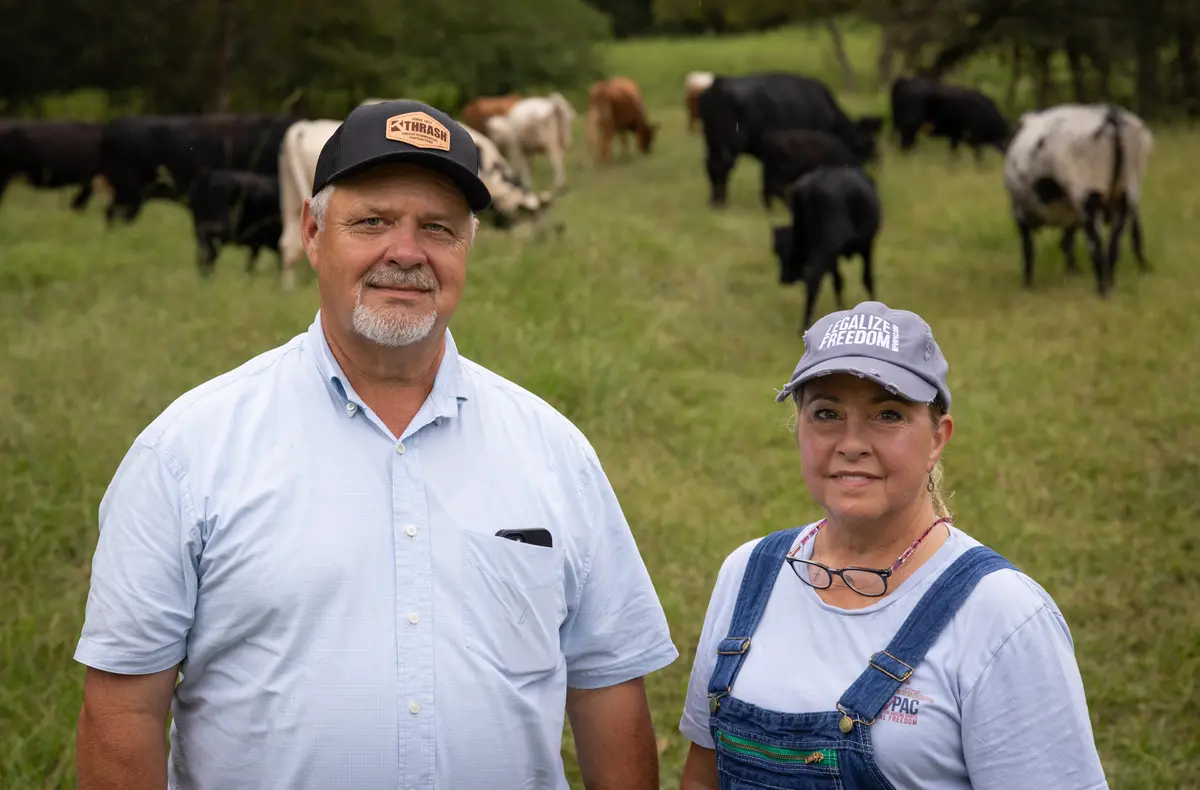 Derek y MaryJo Perry en su granja de Pelahatchie, Misisipi, el 24 de septiembre de 2025. (John Fredricks/The Epoch Times)