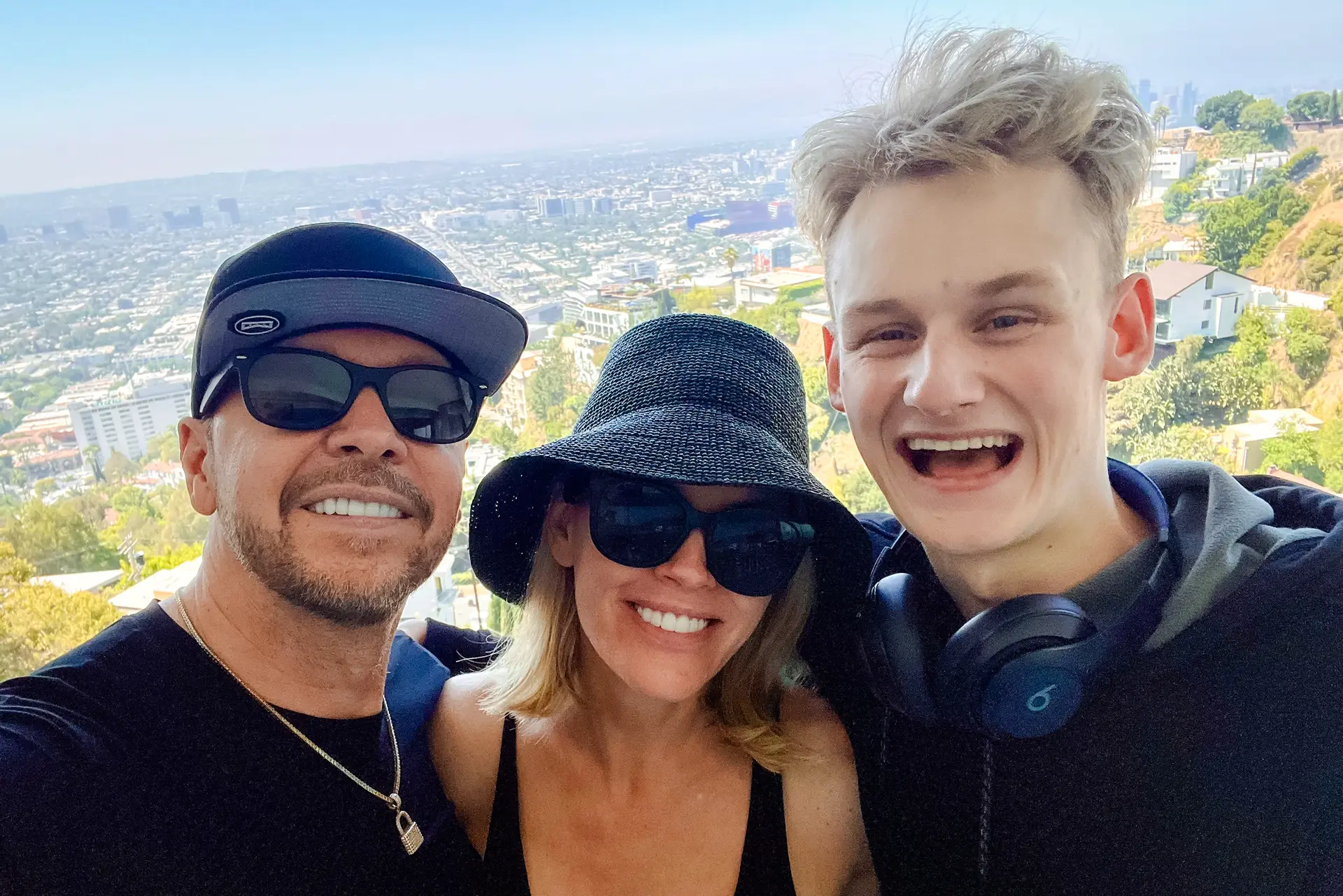 Jenny McCarthy (C), su marido Donnie Wahlberg y su hijo Evan Asher en una foto sin fecha. (Cortesía de Jenny McCarthy Productions)