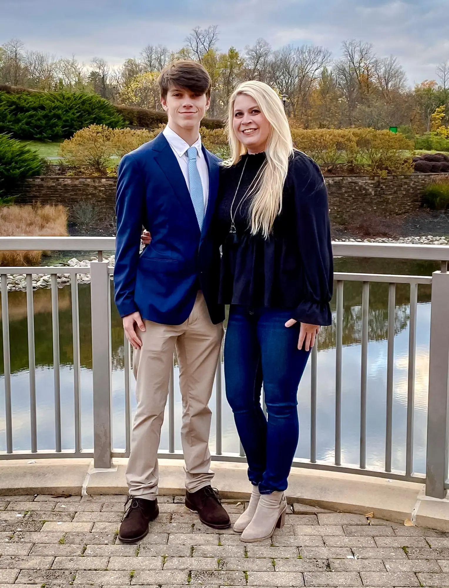 Melissa Renee con su hijo, Everitt Townsend, en una foto sin fecha. Renee, fundadora de Handwritten Hills Homestead en Ohio, se convertirá en médica naturópata certificada el año que viene. Se especializa en el tratamiento de niños con autismo y otros trastornos neuroconductuales. (Cortesía de Melissa Renee)