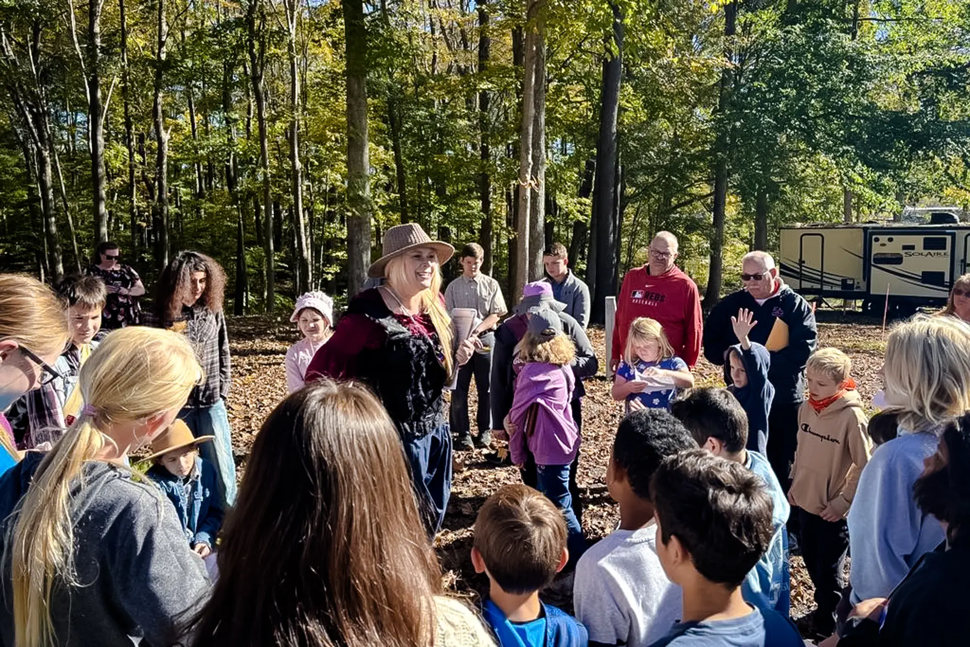 La granjera Melissa Renee imparte una clase sobre recolección de alimentos en el Heritage Explorers Fest and History Fair, en McArthur, Ohio, el 16 de octubre de 2025. Siguiendo los pasos de McCarthy, Renee también descubrió la organización sin ánimo de lucro Generation Rescue después de que a su hijo le diagnosticaran autismo. (Jeff Louderback/The Epoch Times)