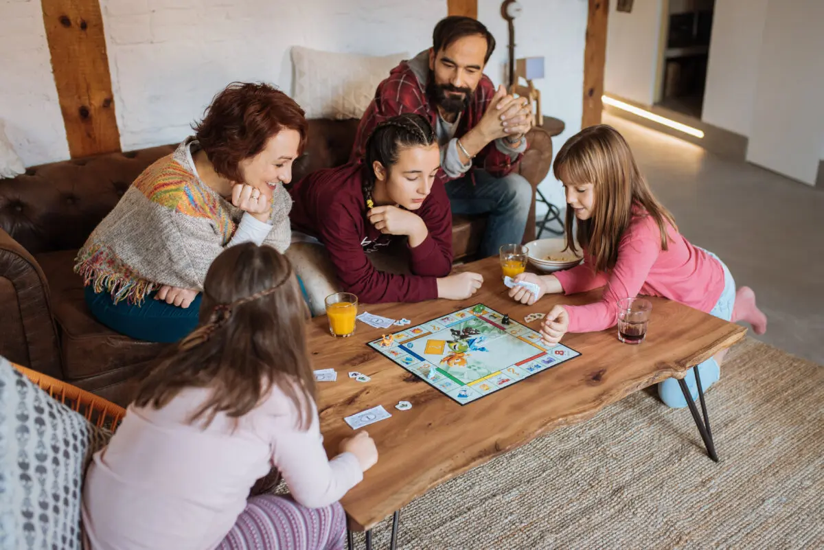 Las actividades sin pantallas fomentan la resolución colaborativa de problemas, la risa y las conversaciones significativas. (David Prado Perucha/Shutterstock)