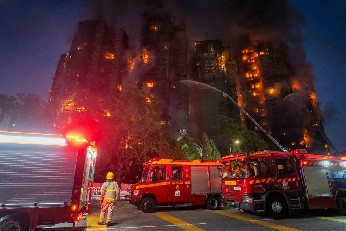 Los bomberos trabajan para extinguir un incendio que se declaró en Wang Fuk Court, una urbanización residencial en el distrito de Tai Po, en los Nuevos Territorios de Hong Kong, el 26 de noviembre de 2025. (Chan Long Hei/AP Photo)