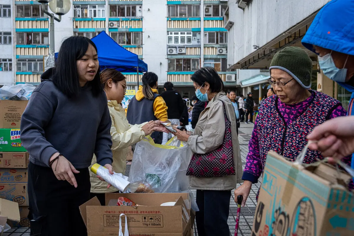 Voluntarios distribuyen suministros donados tras el incendio que se inició en Wang Fuk Court, una urbanización residencial en el distrito de Tai Po, en los Nuevos Territorios de Hong Kong, el 28 de noviembre de 2025. (Chan Long Hei/AP Photo)