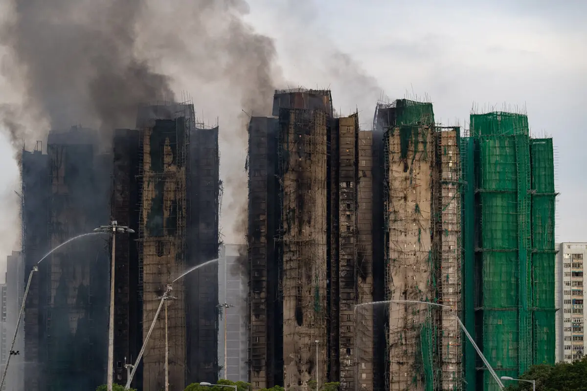 Los bomberos trabajan para extinguir un incendio en Wang Fuk Court, una urbanización residencial en el distrito de Tai Po, en los Nuevos Territorios de Hong Kong, el 27 de noviembre de 2025. (Chan Long Hei/AP Photo)