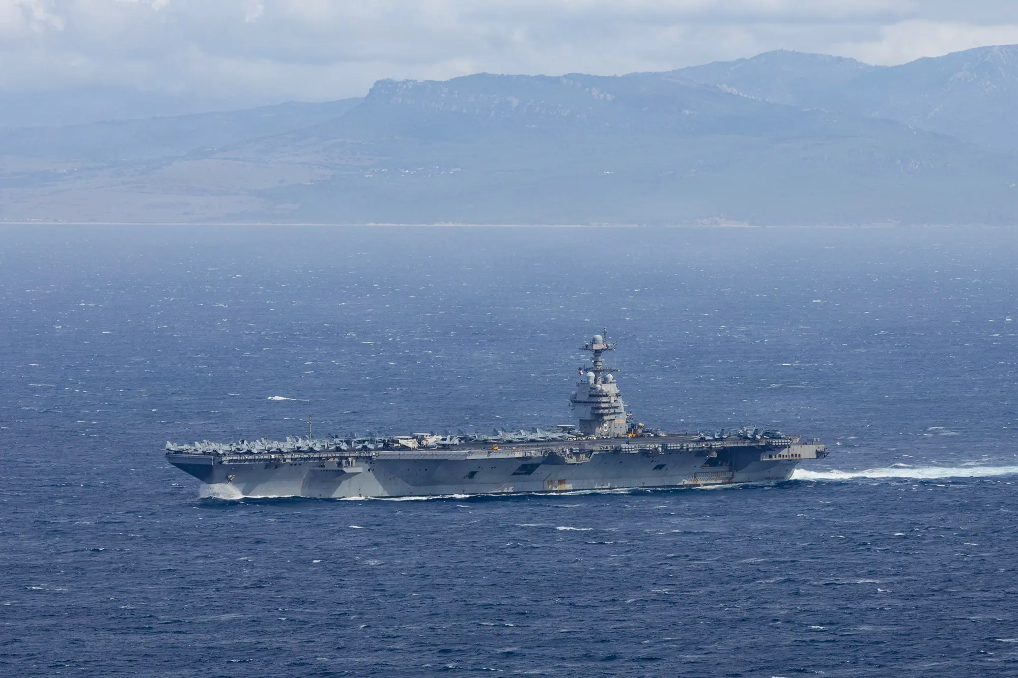 <em>El portaaviones más grande del mundo, el USS Gerald R. Ford (CVN 78), transita por el Estrecho de Gibraltar el 4 de noviembre de 2025. (Especialista en Comunicación de Masas 2da Clase Triniti Lersch/Estados Unidos Marina)</em>