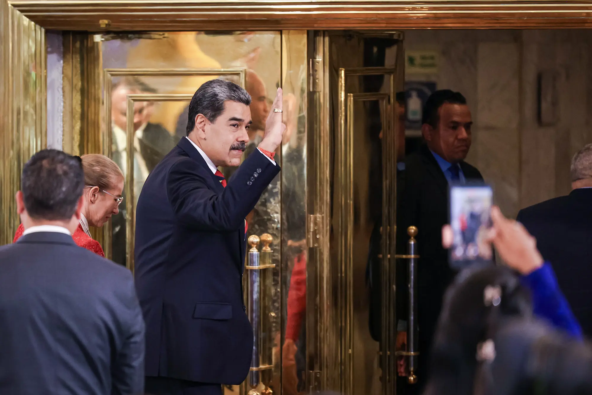 <em>El líder venezolano Nicolás Maduro se despide luego de una conferencia de prensa en el Hotel Meliá Caracas en Caracas, Venezuela, el 1 de septiembre de 2025. (Jesús Vargas/Getty Images)</em>