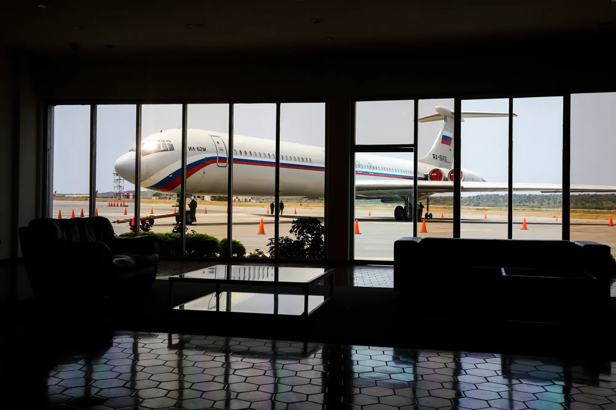 <em>Un avión ruso entrega medicamentos y suministros médicos desechables al gobierno de Nicolás Maduro en el Aeropuerto Internacional Simón Bolívar en Caracas, Venezuela, el 29 de marzo de 2019. (Eva Marie Uzcategui/Getty Images)</em>