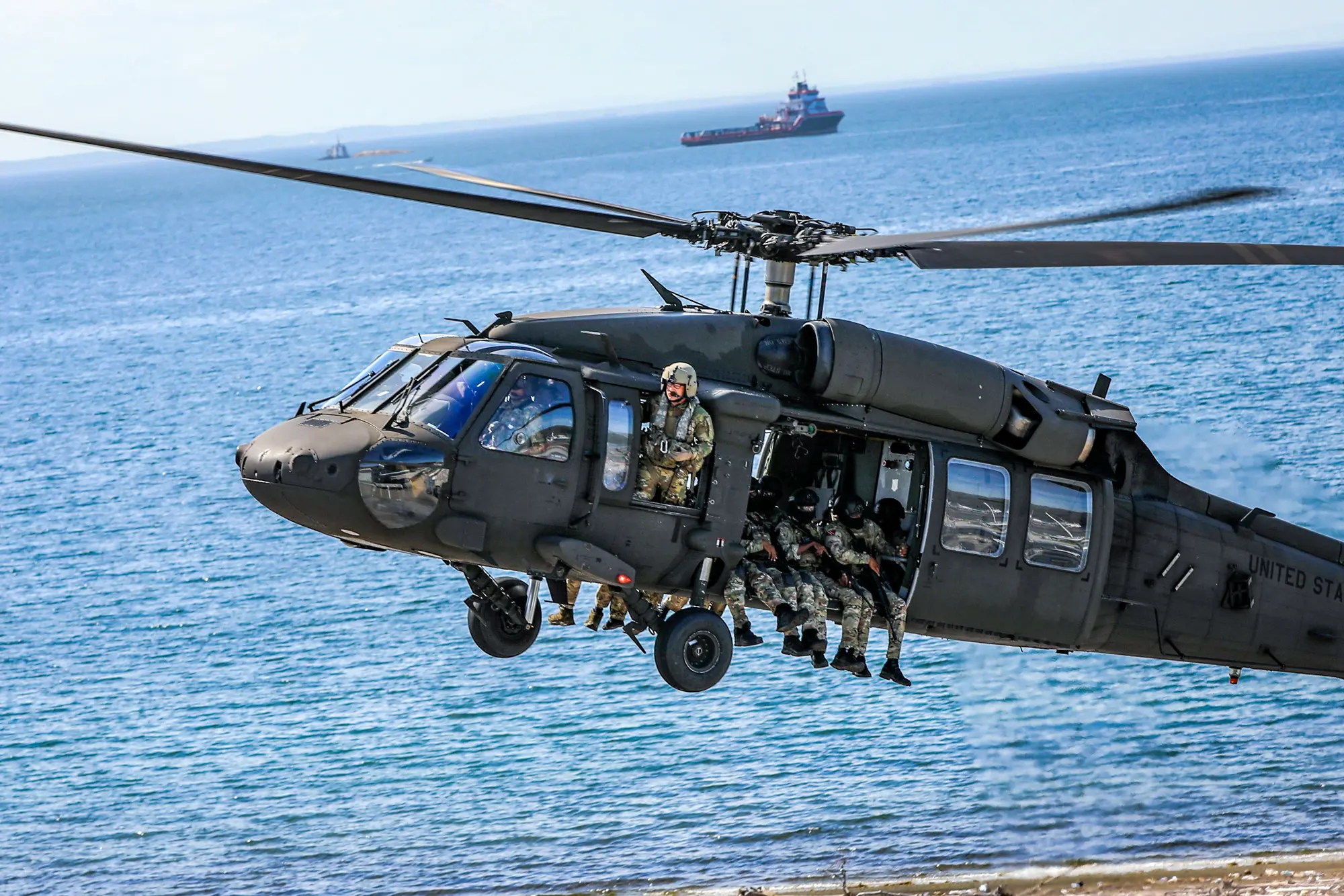 <em>Fuerzas de operaciones especiales de Trinidad y Tobago y Jamaica a bordo de un helicóptero UH-60 Black Hawk asignado a la Compañía Alfa, 1er Batallón, 169.o Regimiento de Aviación de la Guardia Nacional del Ejército de New Hampshire llevó a cabo un asalto aéreo durante un ejercicio el 7 de mayo de 2025. (Fotografía de la Guardia Nacional del Ejército de Estados Unidos por la sargento Timicia George Petrus).</em>